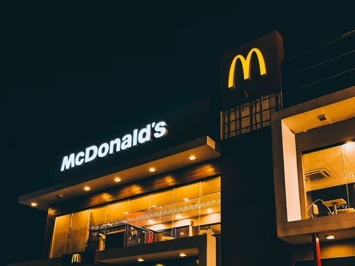 Usa: McDonald's annuncia un piano per 375 mila assunzioni in estate
