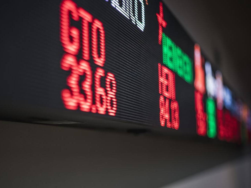 Il mercato azionario in un momento cruciale: analisi dei tassi, degli utili e delle aspettative per il 2025