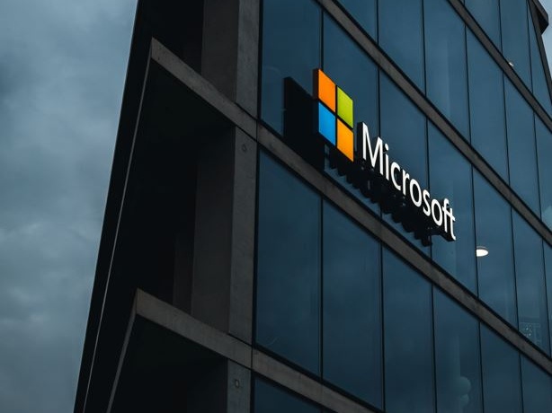 Microsoft investe 7,5 miliardi in Canada, nuovo maxi-piano per cloud, AI e sovranità digitale
