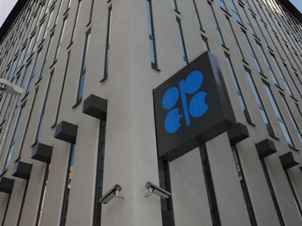 Petrolio: l'Opec+ rinvia l'aumento graduale della produzione