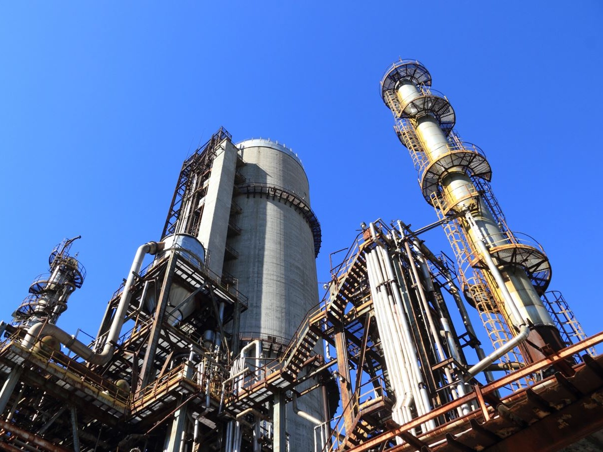 Israele attacca l'Iran: i prezzi del petrolio aumentati del 9%