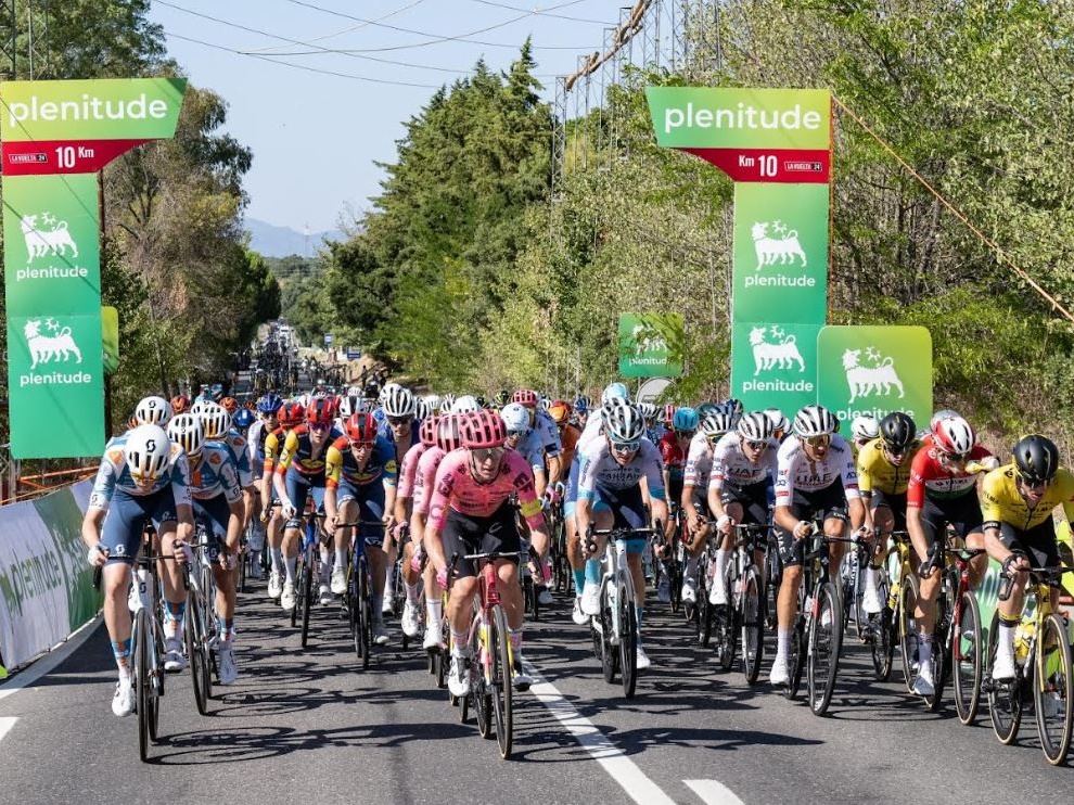 Plenitude conferma la sponsorship a La Vuelta 25 con energia sostenibile e sostegno ai giovani ciclisti