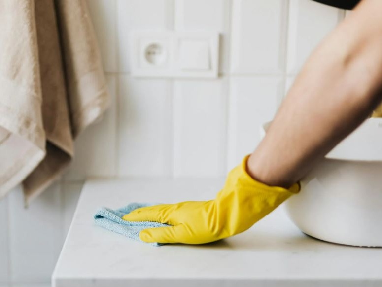 Il lavoro invisibile che vale 473 miliardi, l’Italia e il peso del lavoro di cura non retribuito