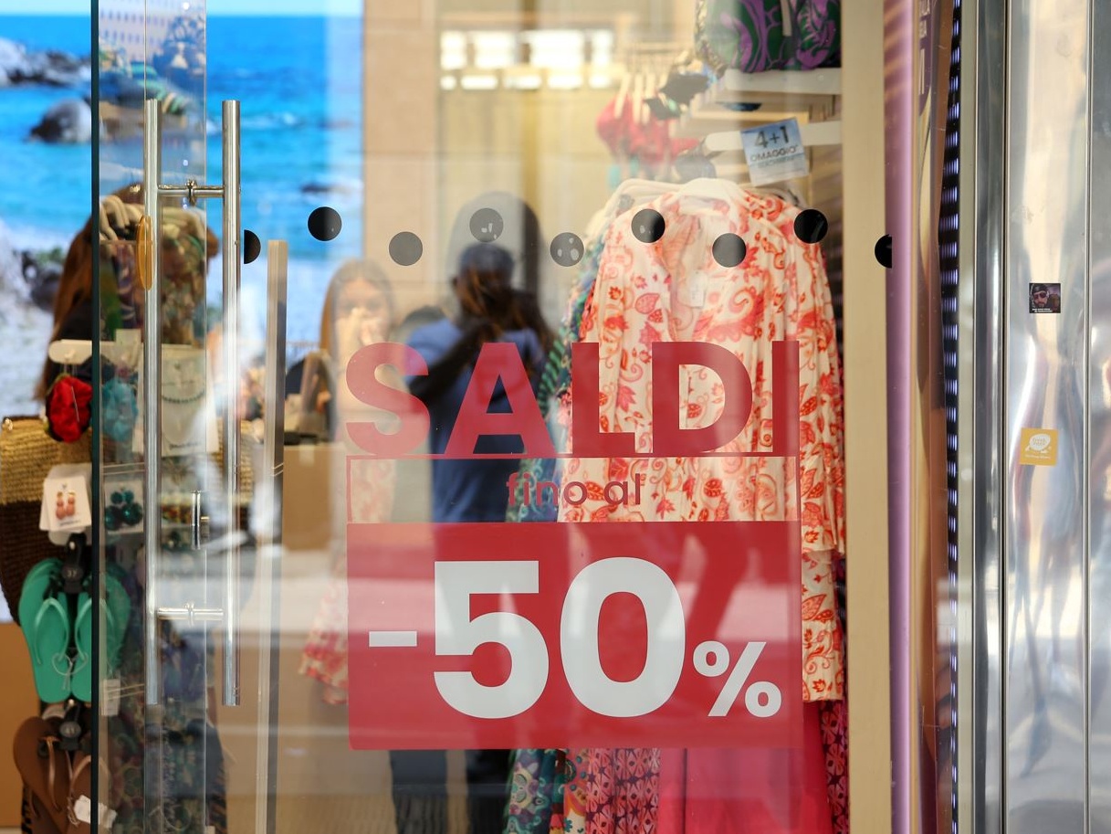 Saldi estivi al via il 5 luglio, in arrivo 3,3 miliardi di euro di spesa per le famiglie italiane
