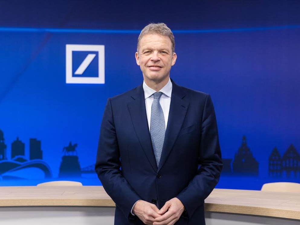 Deutsche Bank vola nel primo semestre 2025 presentando un utile record a 3,7 miliardi e il titolo prende il rally a Francoforte