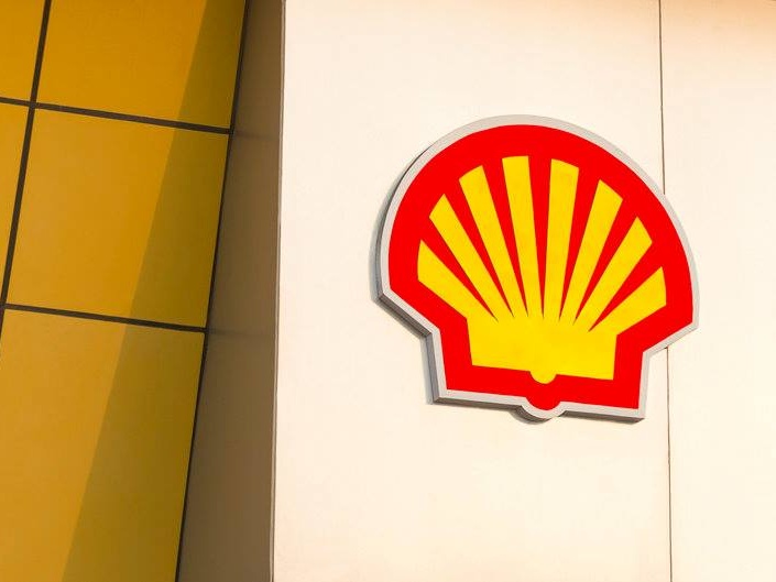 Transizione elettrica a due velocità, Shell svela la frattura tra chi guida EV e chi resta fedele ai motori tradizionali