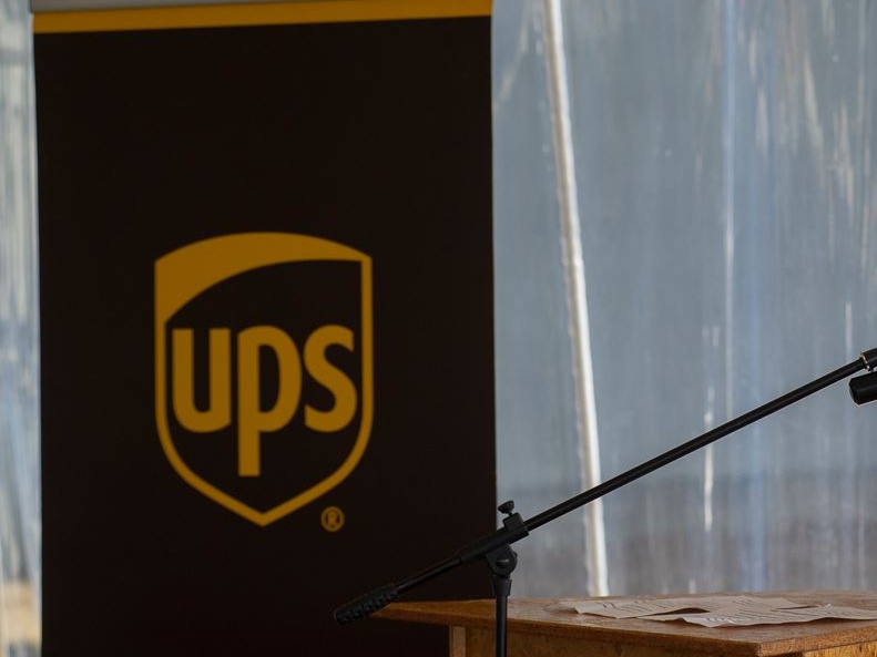 Logistica: le azioni di UPS crollano dopo l'annuncio di una dimezzamento dei contratti con Amazon