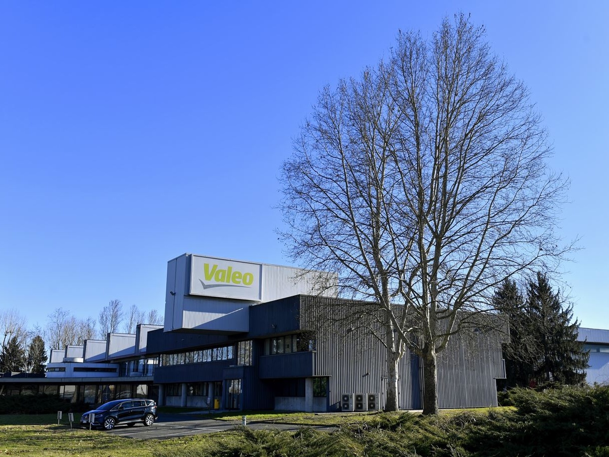 Valeo lancia il piano “Elevate 2028”: più utili, più cassa e ritorno alla crescita con l’auto elettrica