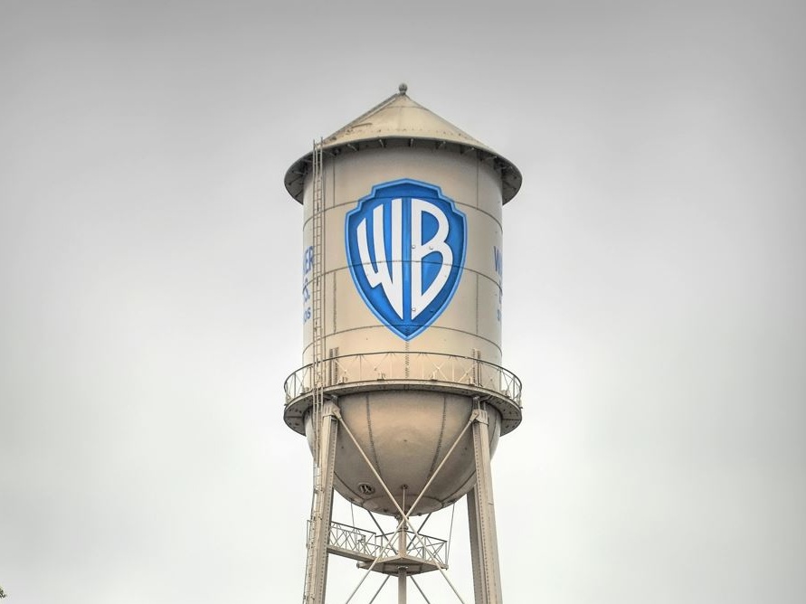 Warner Bros Discovery svaluta le sue attività televisive, il titolo perde il 10%