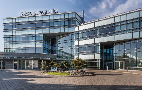 STMicroelectronics: interconnessioni ottiche per l'IA nel cloud