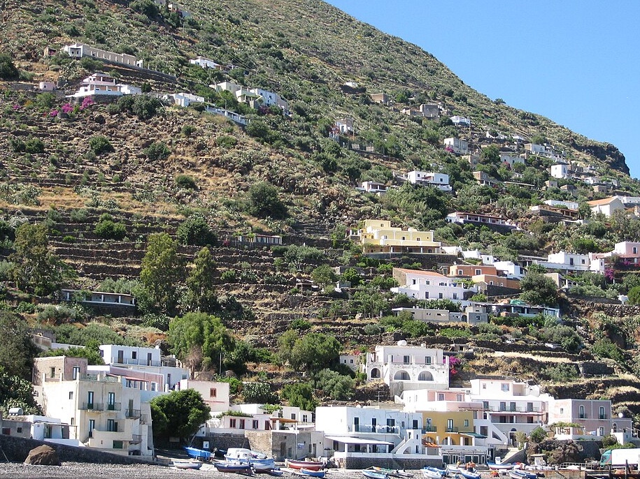 Alicudi: essere felici nell’isola che c’è