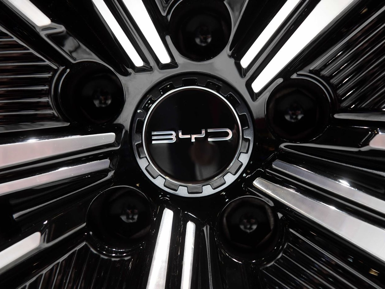 Auto elettriche: per la prima volta i ricavi di BYD superano quelli di Tesla