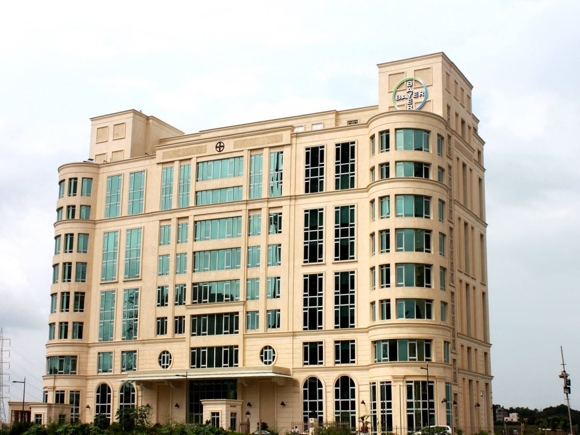 Bayer condannata a pagare 2 miliardi per gli effetti di un presunto erbicida cancerogeno