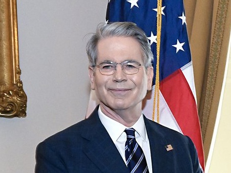 Bessent frena sulle emissioni a lungo termine e critica la Fed