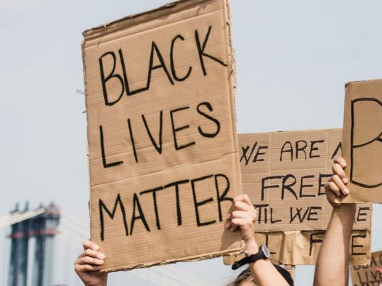 Washington: cancellata la scritta Black Lives Matter simbolo delle proteste per l'uccisione di George Floyd