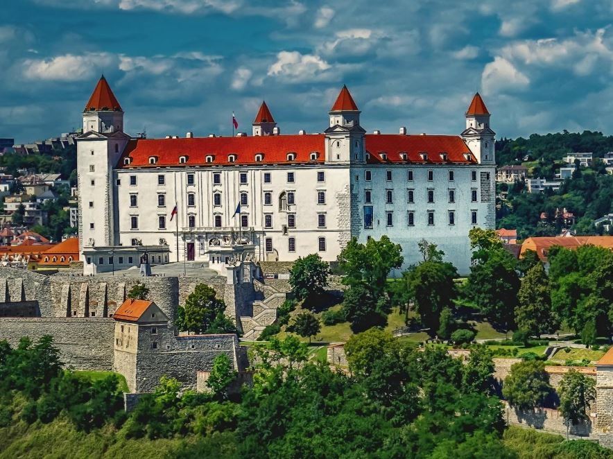 Slovacchia: migliaia in piazza contro la politica filo-russa del primo ministro Fico