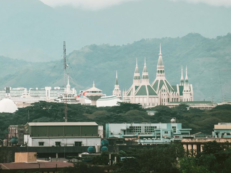 Filippine, boom di matrimoni in chiese allagate per i monsoni: il “sì” sfida i tifoni e diventa virale