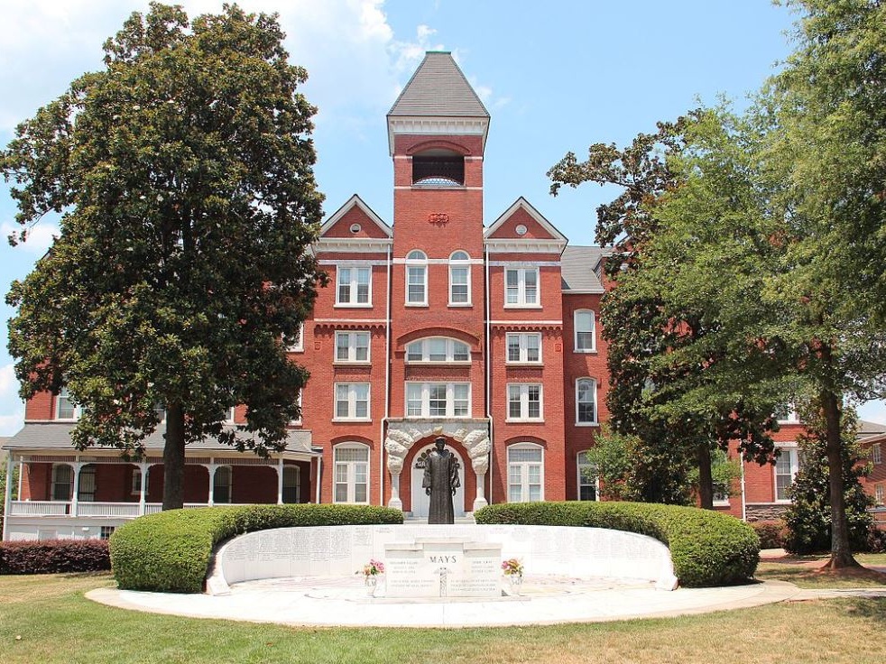 La laurea postuma a Dennis Hubert 95 anni, dopo essere stato linciato