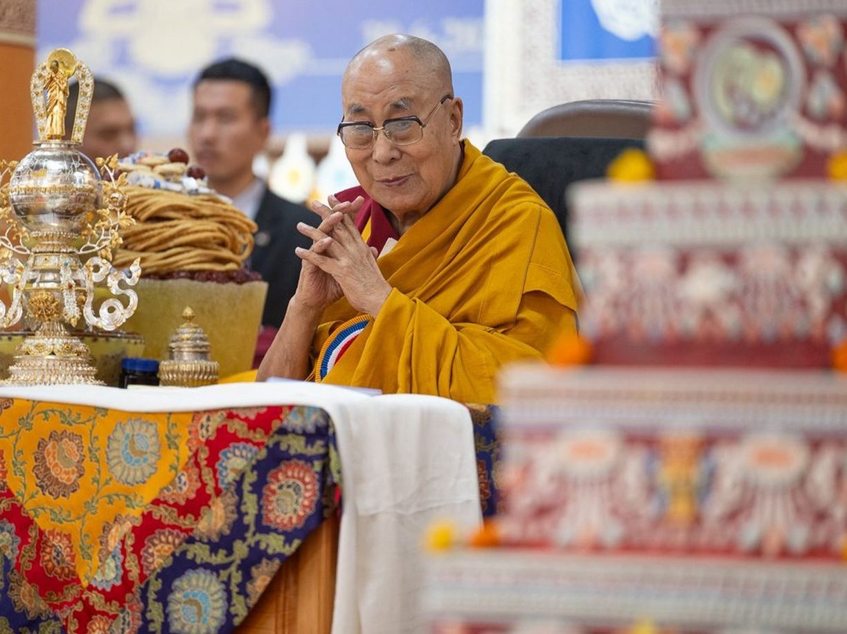 Il Dalai Lama annuncia la continuità della sua guida spirituale e sfida Pechino sul futuro successore