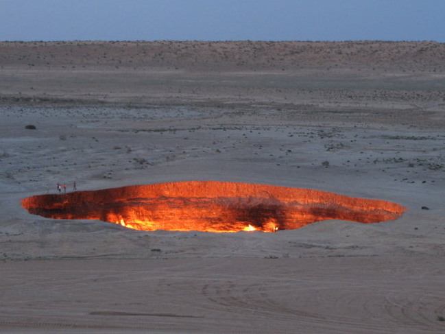Il lento crepuscolo della Porta dell’Inferno: il cratere di Darvaza si spegne dopo mezzo secolo di fuoco