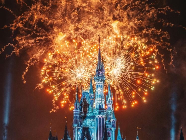 Disney sbarca ad Abu Dhabi: nasce un nuovo parco tra futurismo, ambizioni globali e sfide economiche