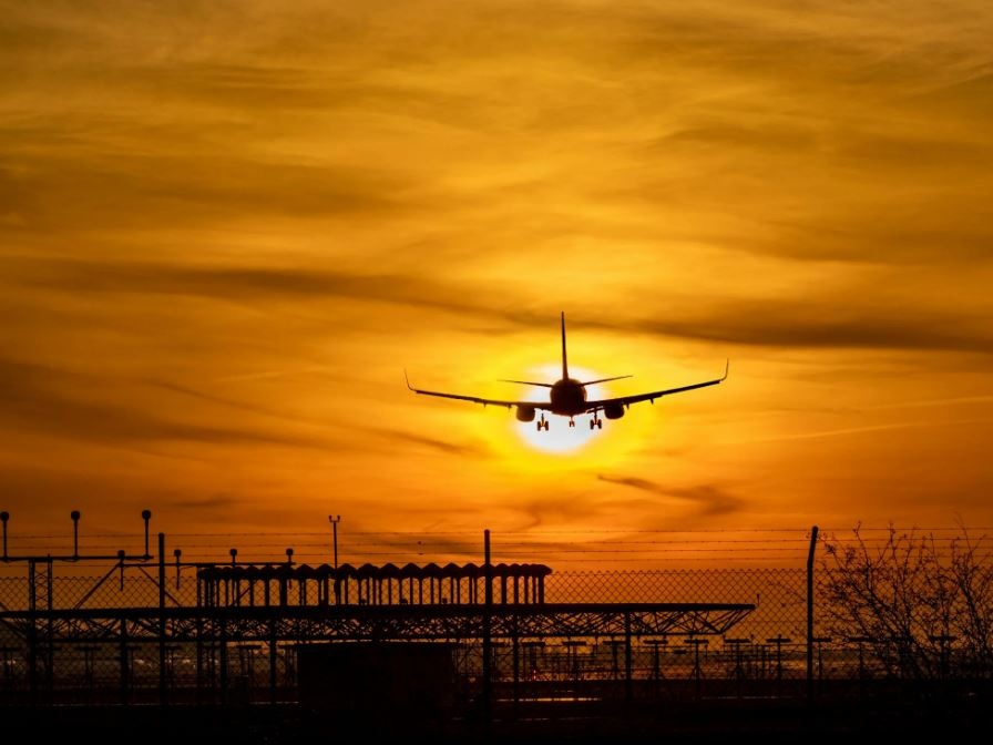 “Mamma ha preso l’aereo”: viaggio di sola andata nell’idiozia genitoriale