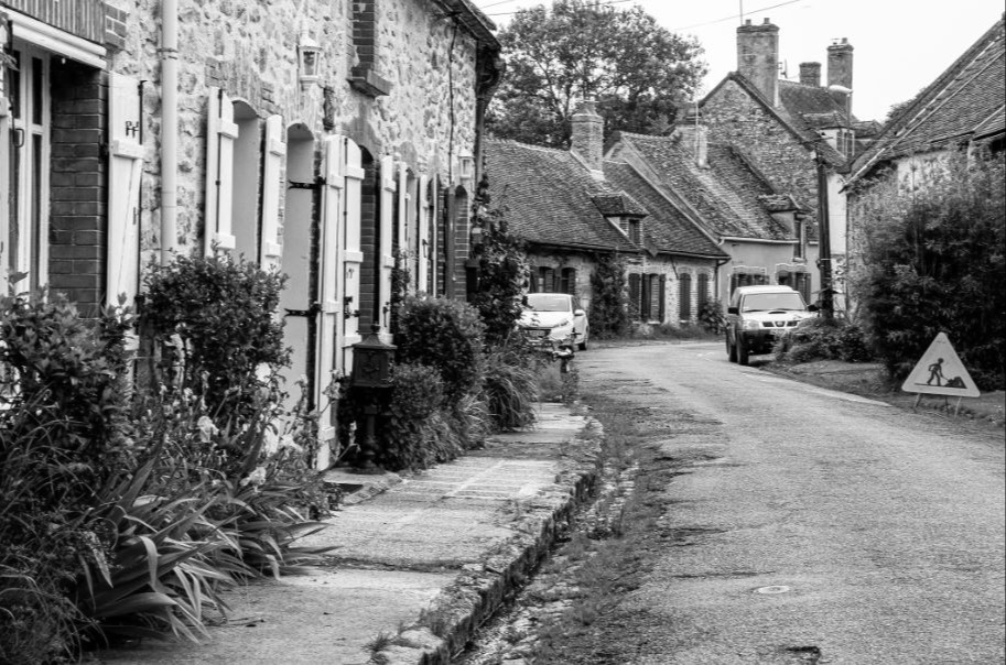 Francia: quindicenne uccide a coltellate un'assistente scolastica che lo aveva trovato in possesso dell'arma