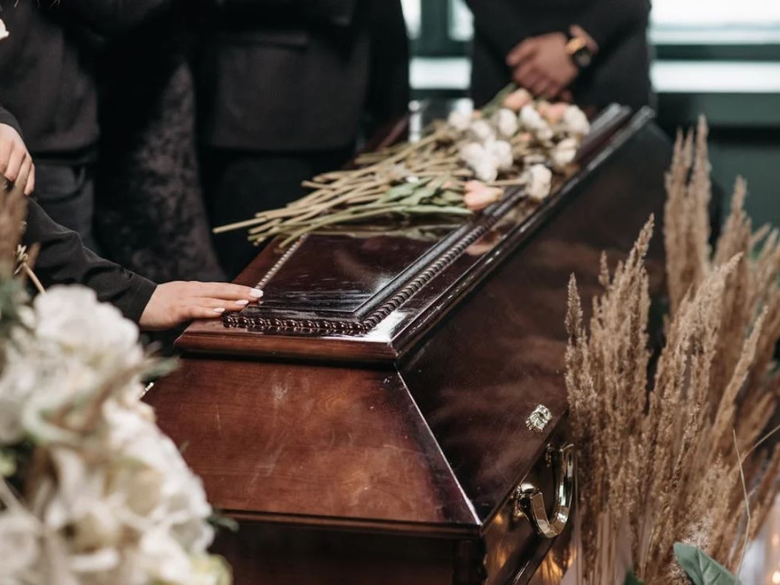 Regno Unito, paghi oggi, muori domani: clienti in rivolta contro pompe funebri fallite