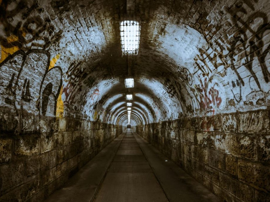 Parigi dichiara guerra ai graffiti: il municipio contro chi deturpa i simboli della République