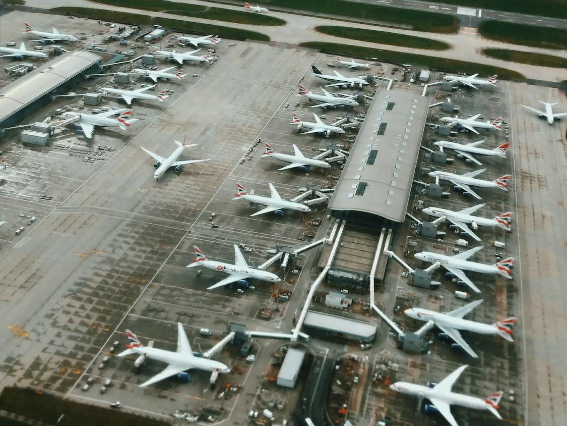 Heathrow: scontro tra autorità aeroportuali ed ente elettrico che dice lo scalo poteva non essere chiuso