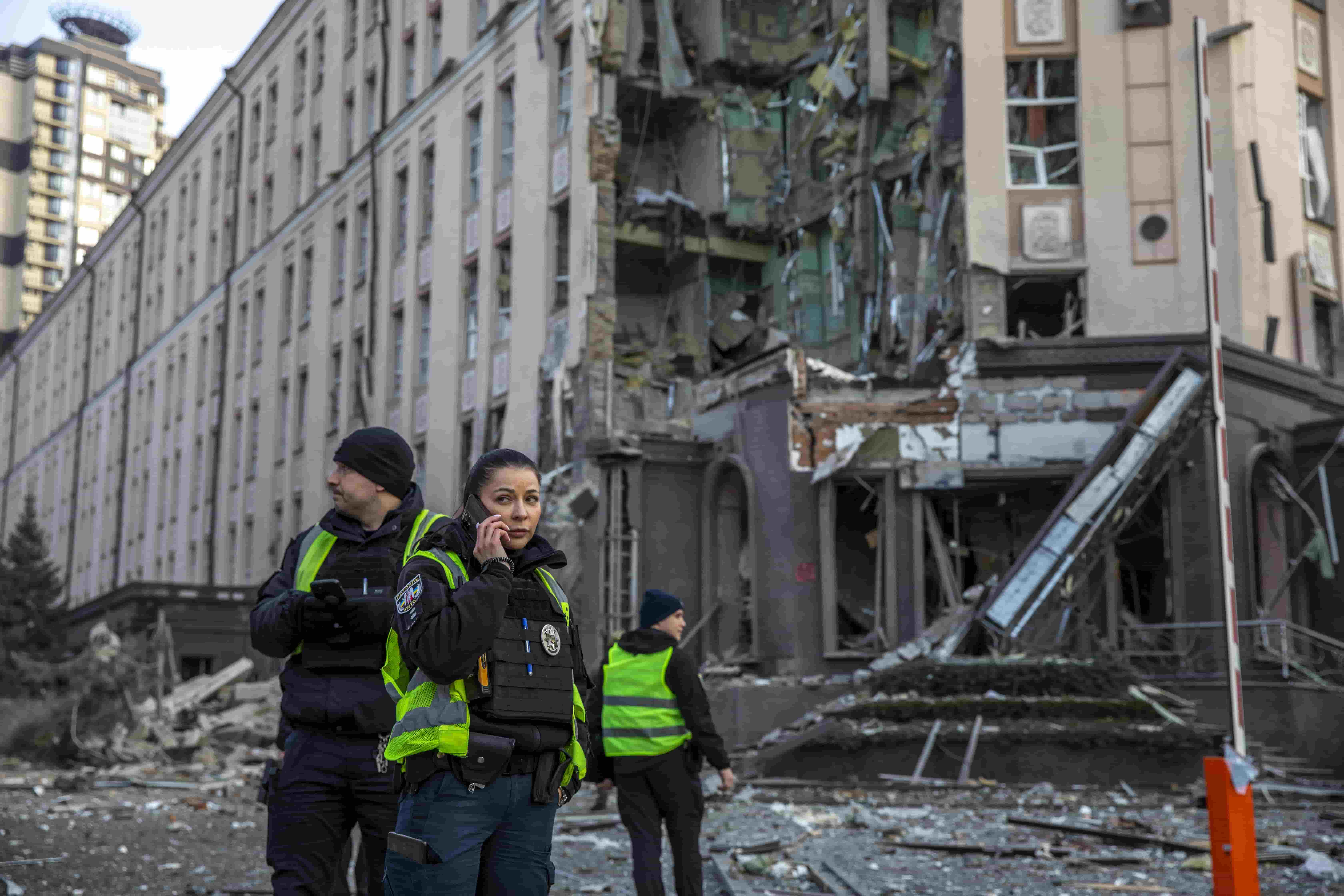 World Media Headlines: Kiev sotto il secondo più grande attacco aereo russo, almeno 23 morti, tra cui quattro bambini