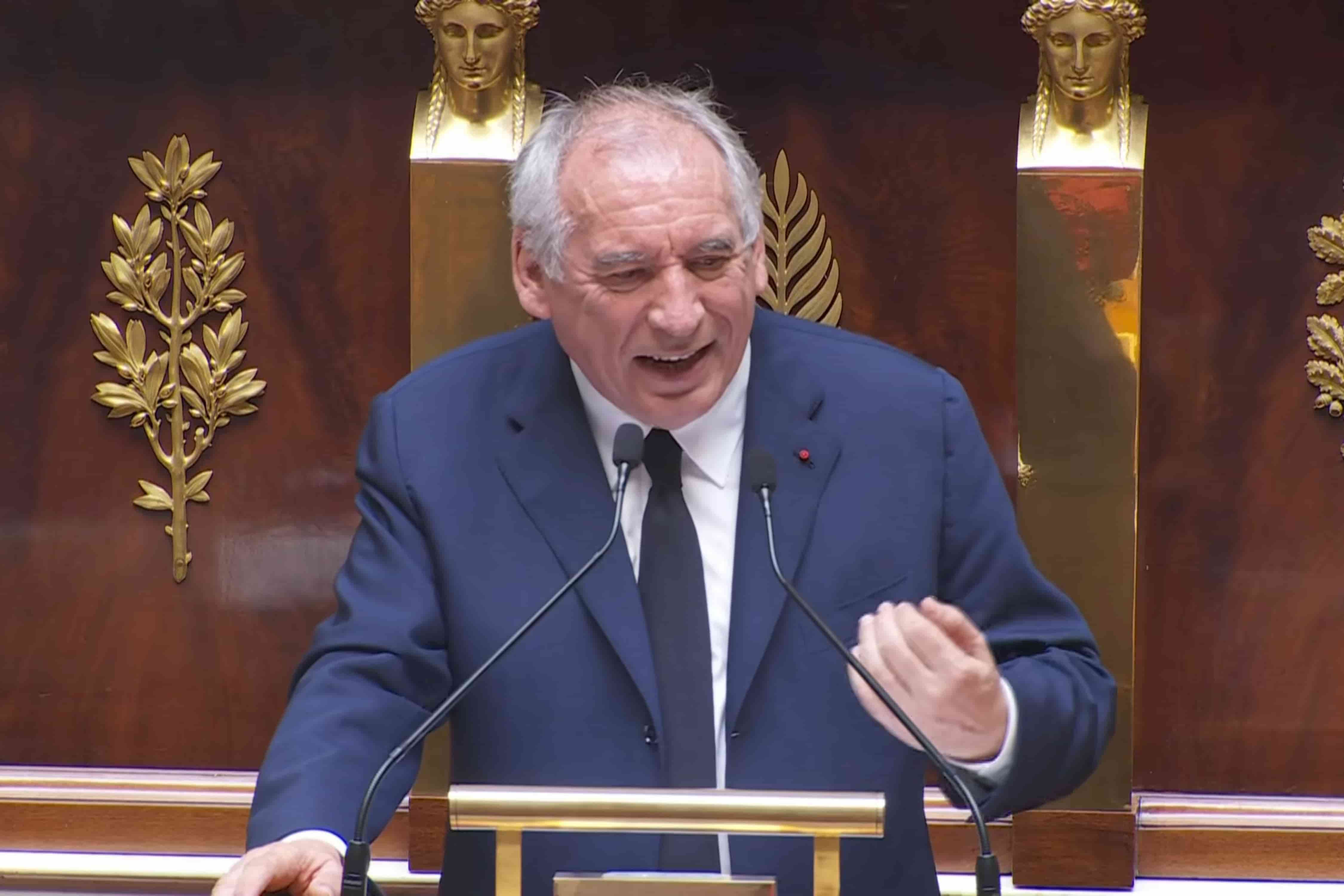 World Media Headlines. Francia: il tramonto di Bayrou e l’attesa per la mossa di Macron