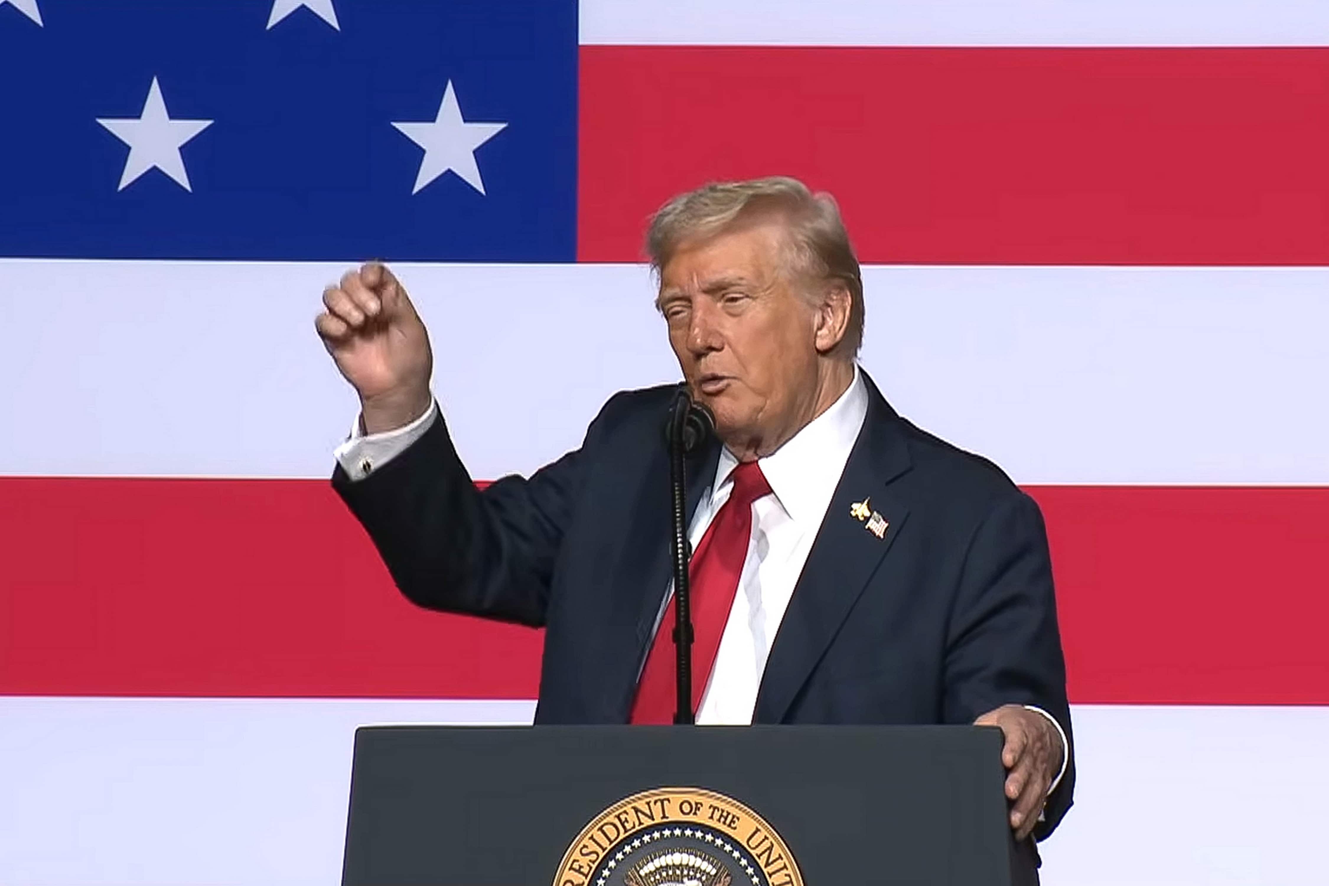 Trump fuori controllo: chiede l'arresto del sindaco di Chicago e del governatore dell'Illinois, democratici