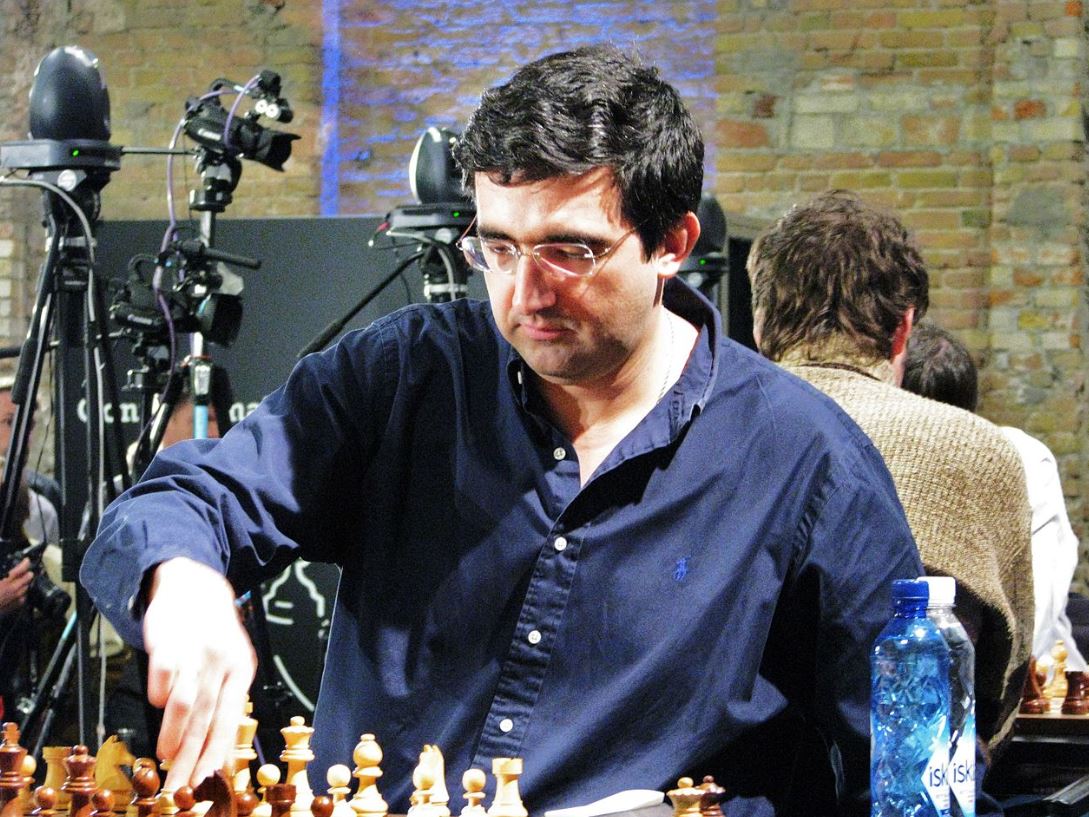 Scacchi, morte del Gran Maestro Naroditsky: l'ex campione del mondo Kramnik indagato per bullismo