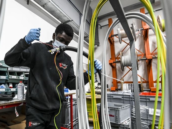 Cittadini non comunitari in Italia, crescono i permessi per lavoro e le domande di asilo