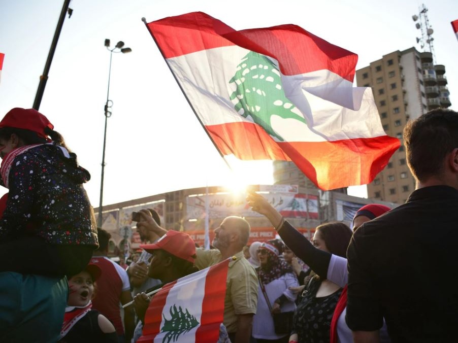 Medio Oriente, Israele attacca un campo profughi in Libano: almeno 13 morti