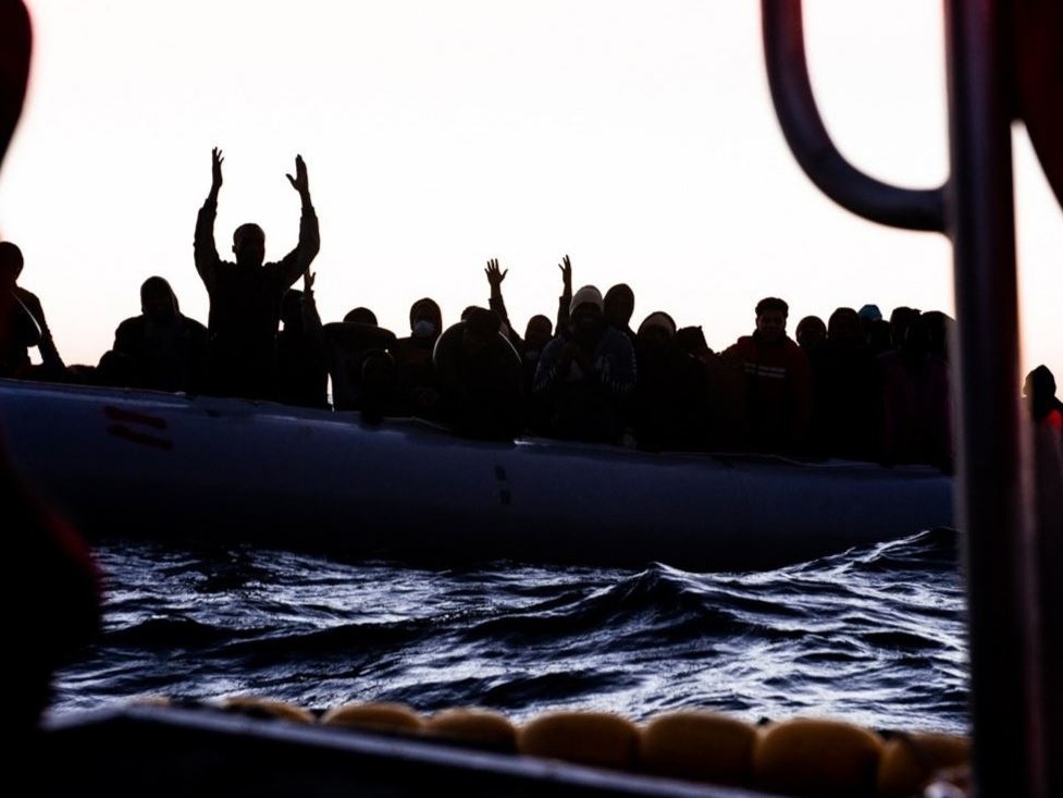 Migranti, i soccorsi evitano una strage nella Manica nel giorno di Natale: salvati centinaia di clandestini