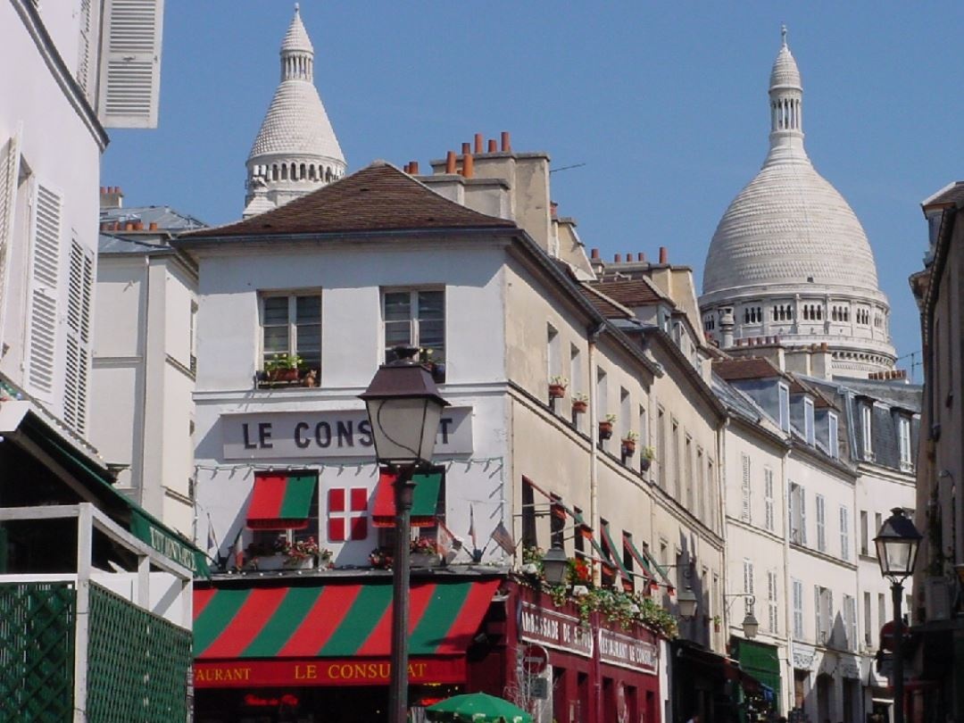 Montmartre sotto assedio: tra selfie, crêpes e proteste, la Butte sogna l’Unesco per salvarsi dal turismo di massa