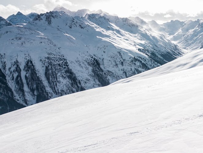 Georgia: 12 cadaveri in una stazione sciistica nel Caucaso, si indaga sulle cause