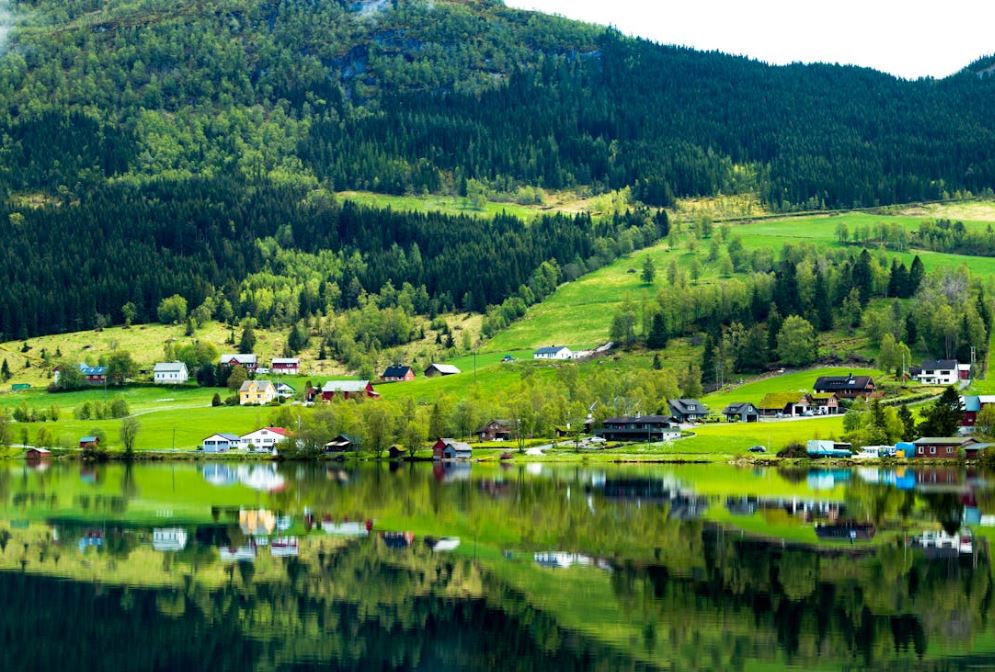 Norges Bank avvia il taglio dei tassi con cautela mentre l’inflazione rallenta più del previsto