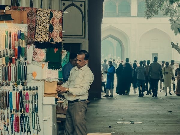 L'inquinamento assedia New Delhi, chiuse scuole e cantieri: stop ai camion