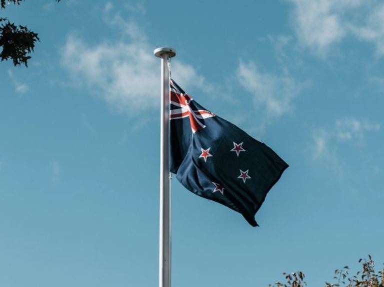 La banca centrale della Nuova Zelanda taglia i tassi di 50 punti base