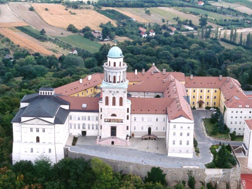 In Ungheria 100.000 volumi medievali a rischio estinzione per colpa dei coleotteri