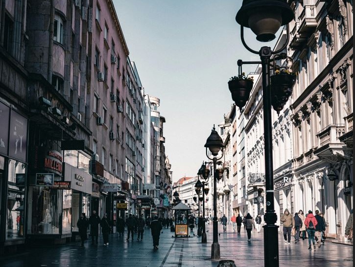 La Serbia sull'orlo del caos: gli studenti bloccano gli uffici di radio e televisione pubbliche