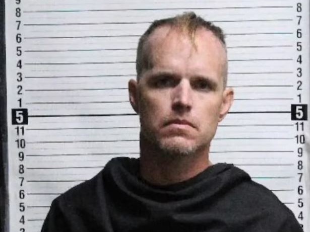 Usa, il diavolo arriva dal mare: da una barca spara contro un bar, veterano pluridecorato fa una strage