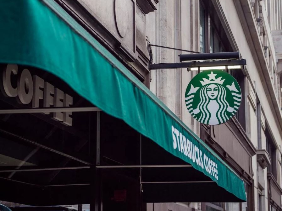 Usa, Starbucks cambia le regole: se non consumi, esci dal locale