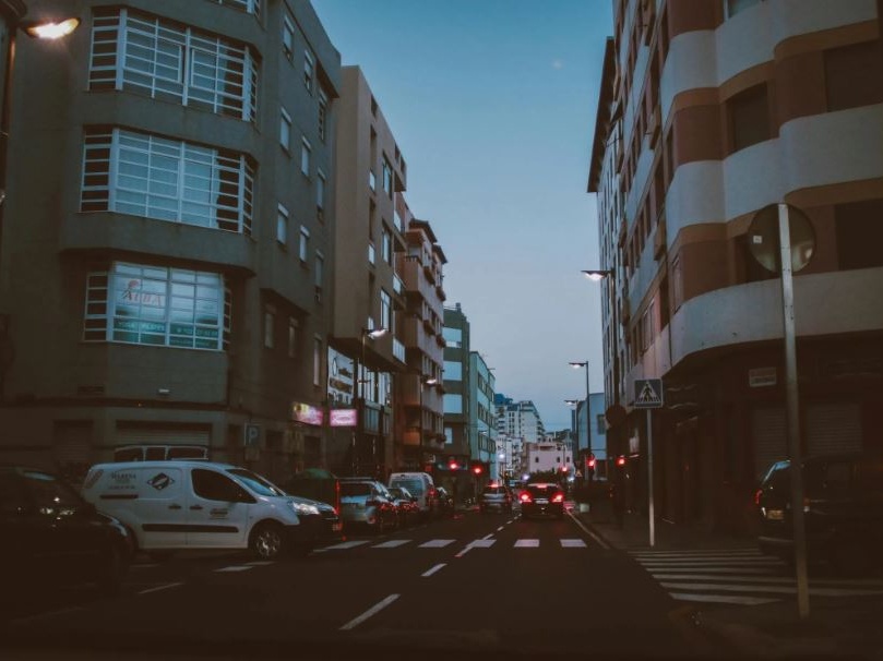 Spagna: migliaia in piazza alle Canarie contro l'invasione di turisti