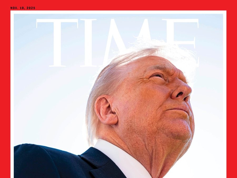 La sua foto di Time è impietosa e Trump si arrabbia: Hanno fatto sparire i miei capelli