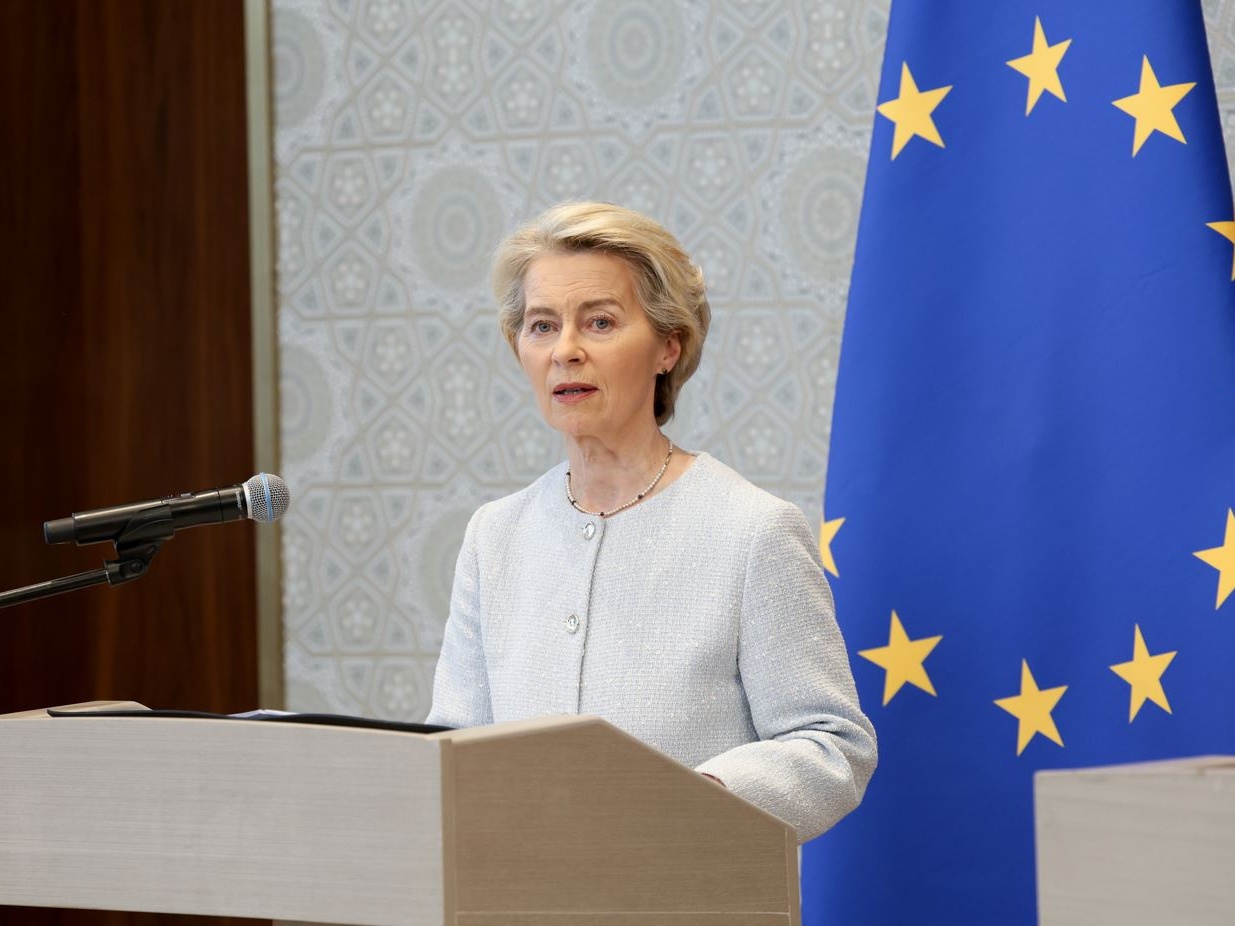 L'Ue accoglie con favore la sospensione dei dazi, Von der Leyen: Passo importante