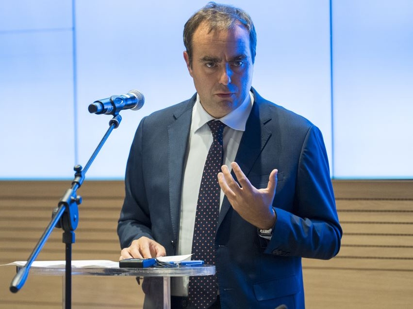 Francia: il primo ministro Lecornu inciampa in un c.v. taroccato